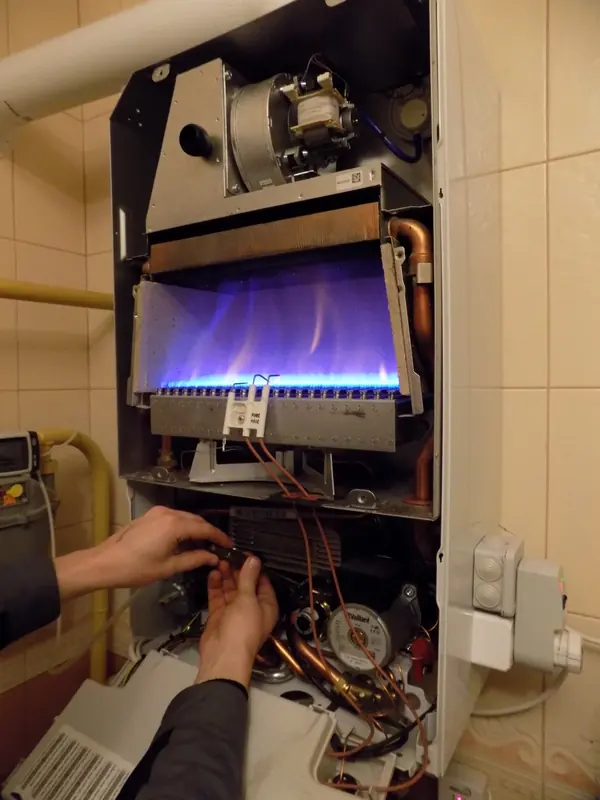 Настроенная горелка газового котла после ремонта
